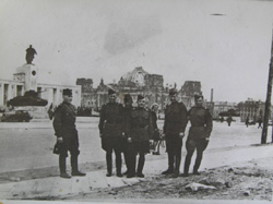1946 г. И. Щербак (в центре).